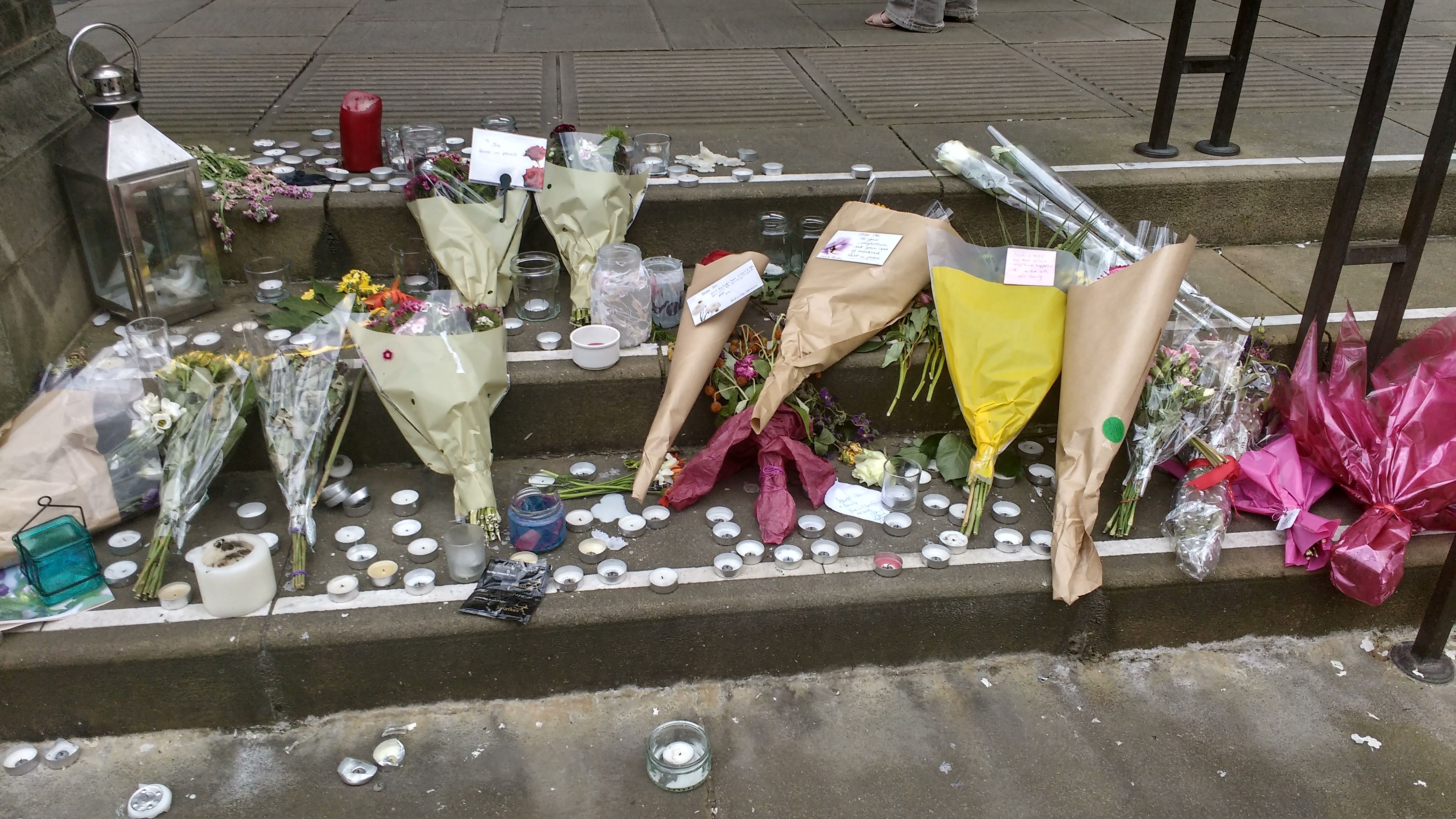 Flores en la puerta del Ayuntamiento de Sheffield en homenaje a la diputada laborista asesinada Jo Cox.