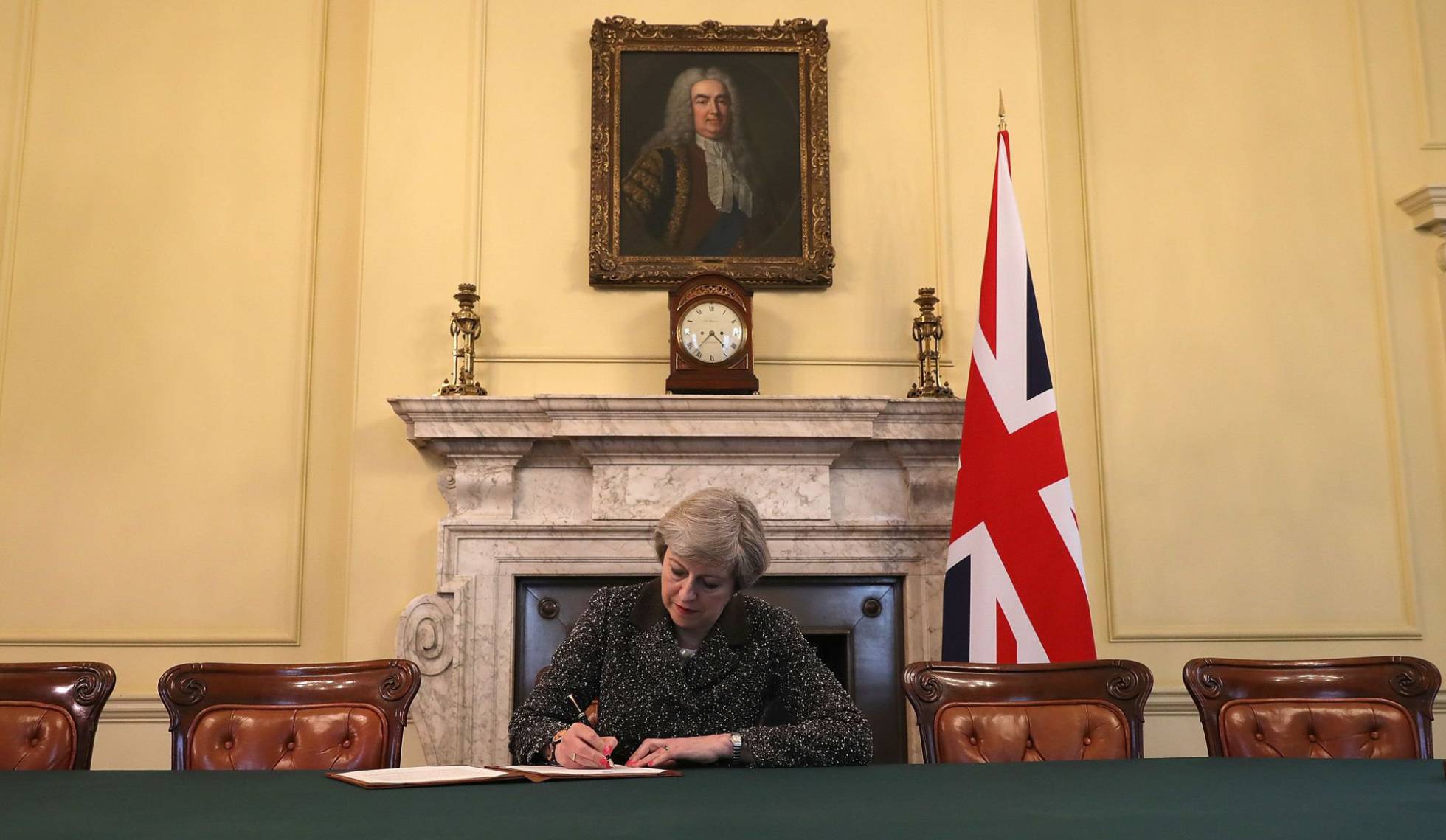 Theresa May firma la petición del artículo 50 TUE para que Reino Unido salga de la Unión Europea.