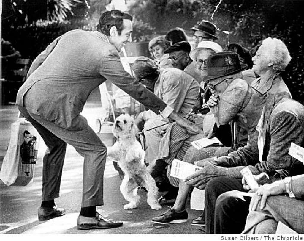 Harvey Milk saludando a un grupo de ancianos durante la campaña en 1975.