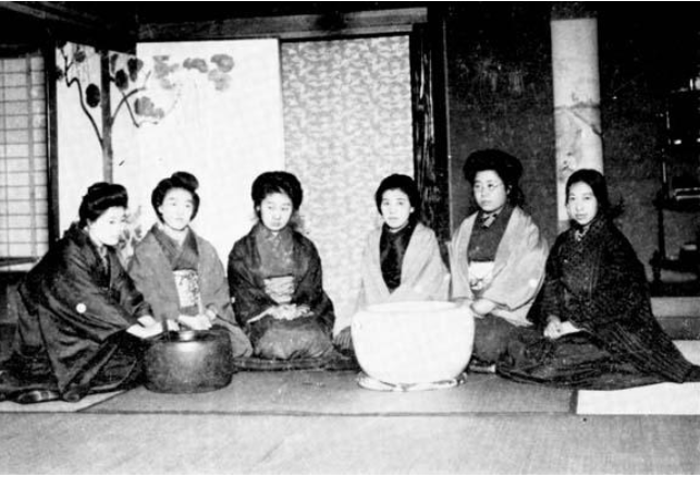 Reunión de Seitô en sus primeros años con Hiratsuka en el extremo derecho