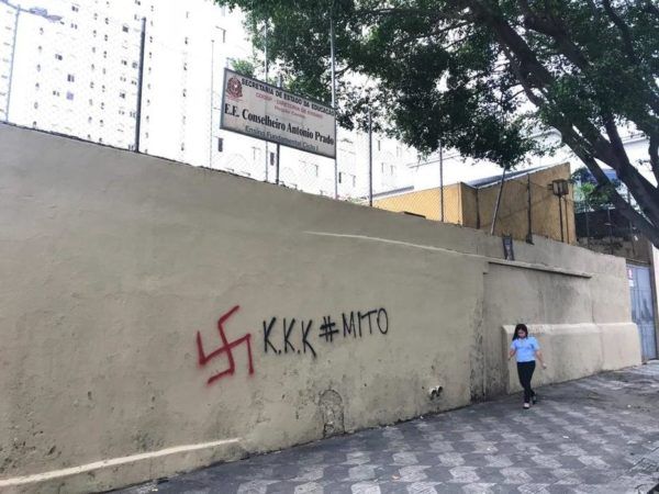 Pintadas a favor del KKK en un colegio de la zona oeste de Sao Paulo, Brasil.