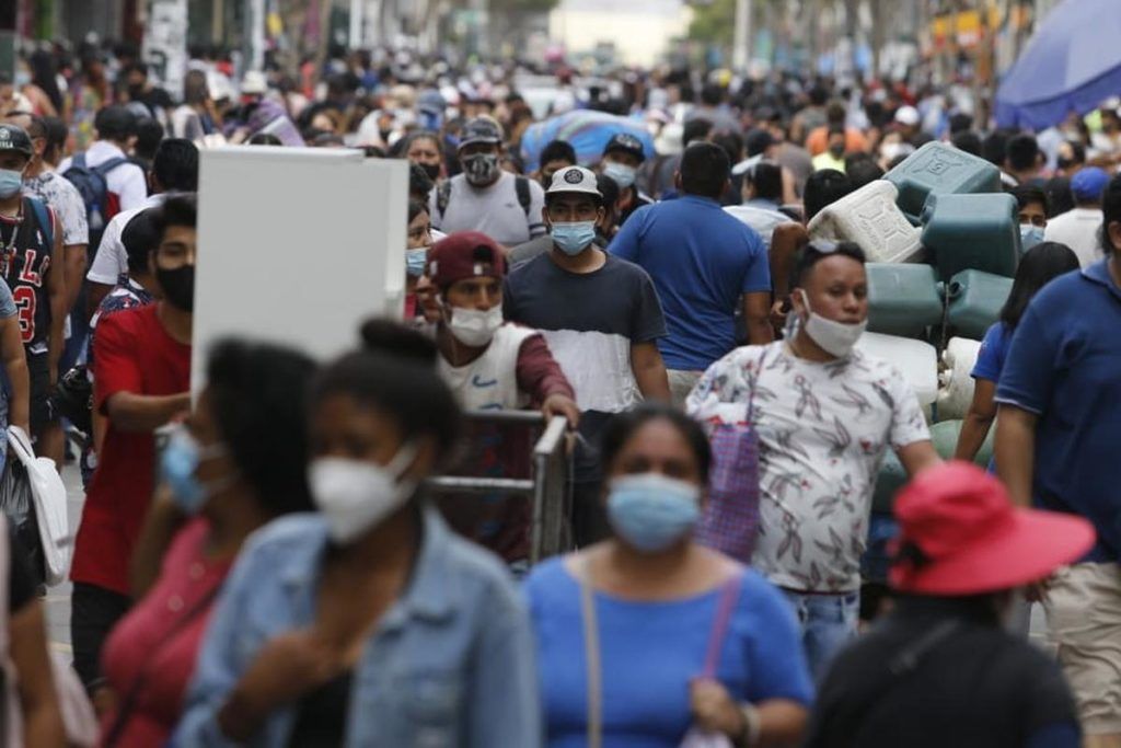 Muchedumbre de personas con mascarilla en Lima, Perú
